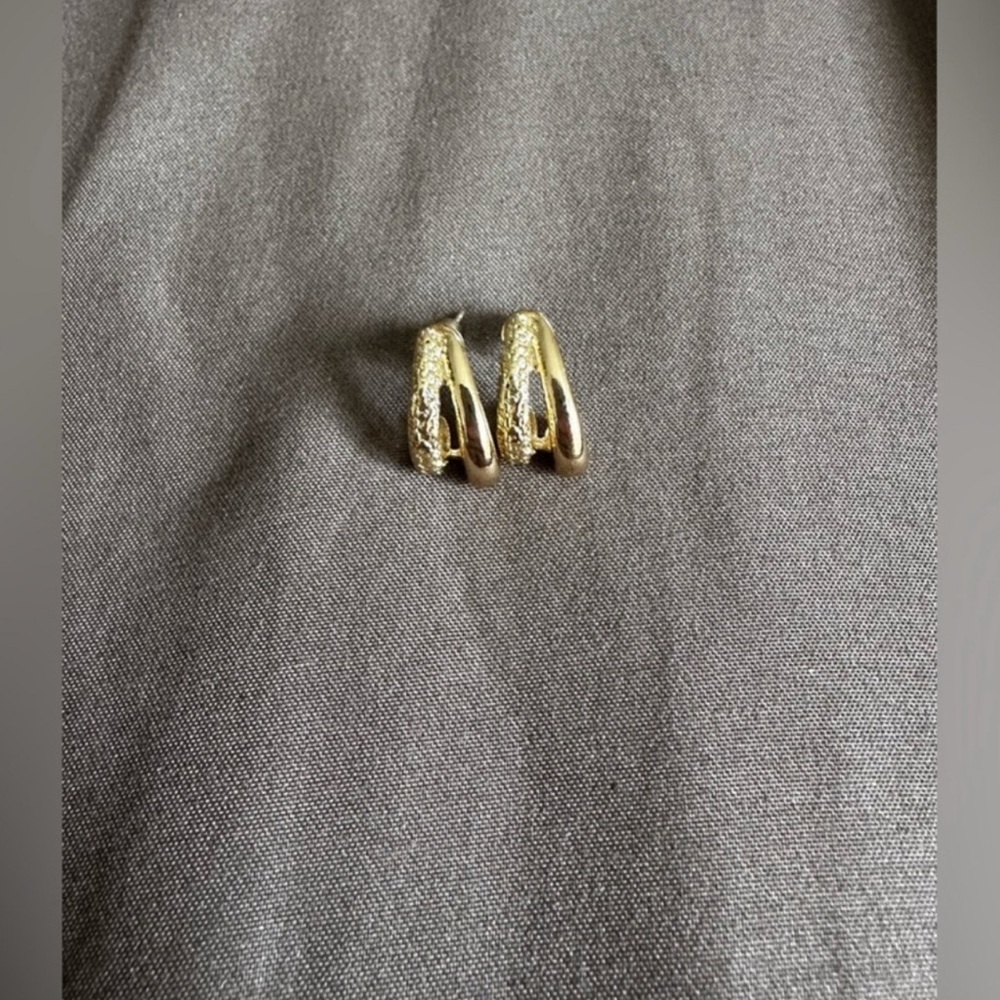 Elegant Gold Women's Earrings